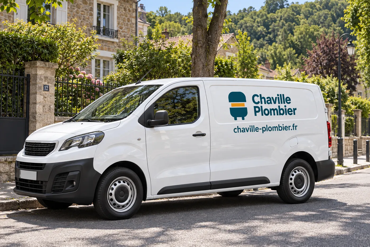Utilitaire blanc aux couleurs de Chaville Plombier, avec l'adresse chaville-plombier.fr, garé dans une rue pavillonnaire de Chaville